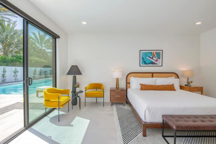 El dormitorio 2 cuenta con una cama tamaño king y baño privado.