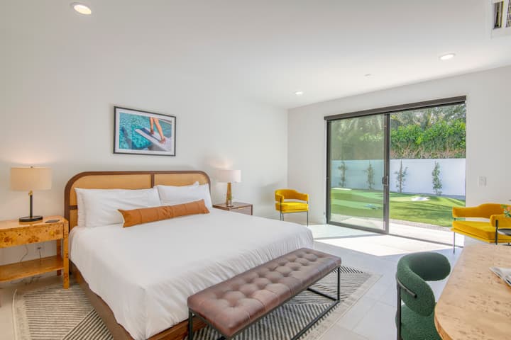 El dormitorio 3 cuenta con una cama tamaño king y baño privado.