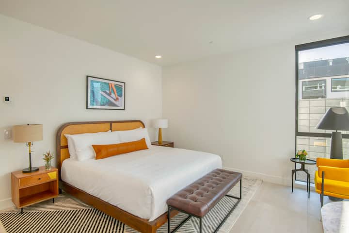 El dormitorio 5 cuenta con una cama tamaño king y baño privado.