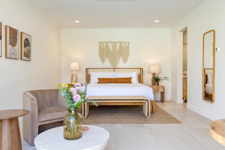 Primárna spálňa má manželskú posteľ a vlastnú kúpeľňu.