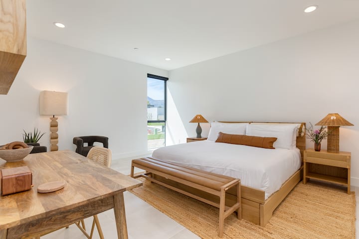 Spálňa 6 má manželskú posteľ King a vlastnú kúpeľňu.