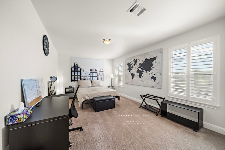 Шеста спална соба со брачен кревет (широк 150-179 см). 