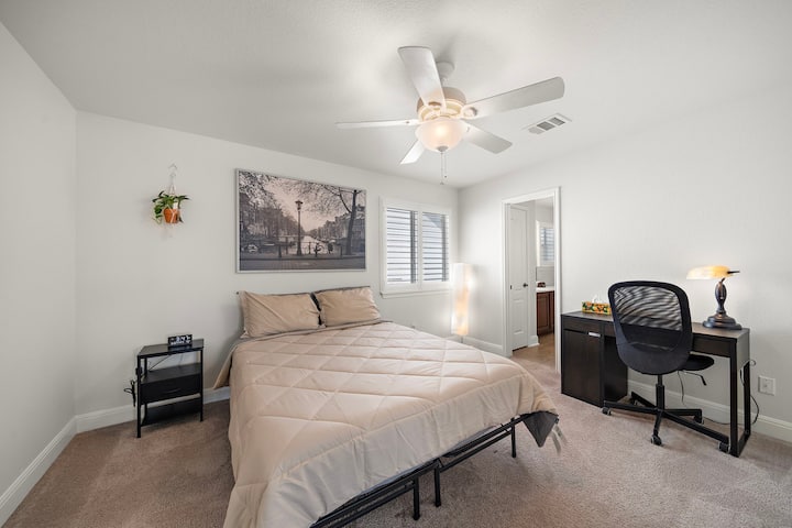 Трета спална соба со брачен кревет (широк 150-179 см) 