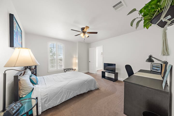 Вклучени се телевизор, биро и удобен стол.