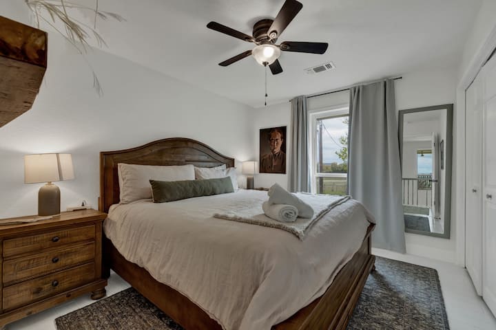 Chumba cha kulala cha tatu kina kitanda aina ya king.