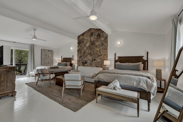 Chumba cha kulala cha pili na vitanda viwili vya upana wa futi tano