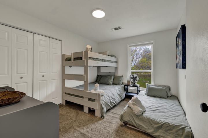 Chumba cha kulala cha tano kina mapacha juu ya ghorofa kamili pamoja na kitanda pacha.