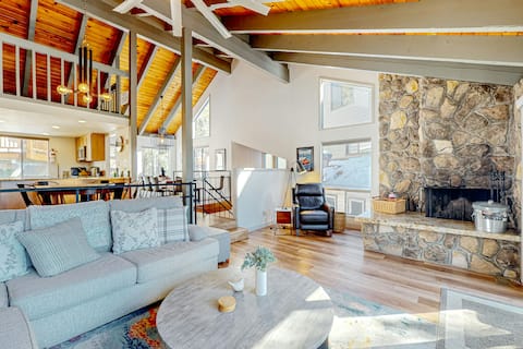 3BR Lake Tahoe condo with pool & hot tub- sleeps 6
