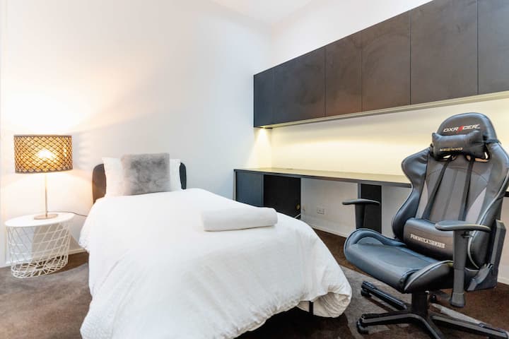 единечна спална соба со простор за учење