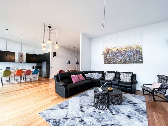 Camberwell Holiday 5BR Home With Pool gallery image 3