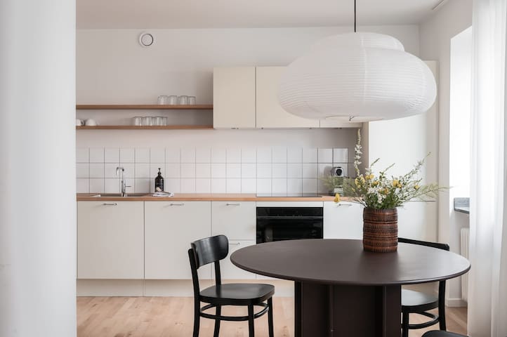 Queens Courtyard 2BR apartment by Daniel&Jacob’s