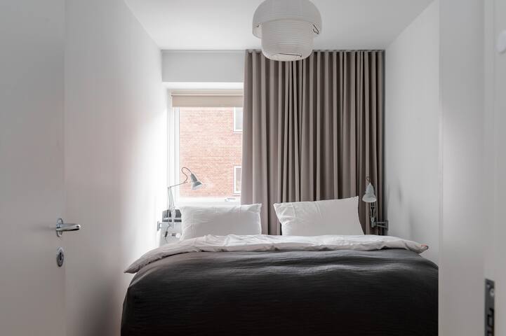 Queens Courtyard 2BR apartment by Daniel&Jacob’s gallery image 4