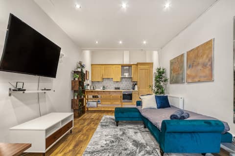 Top performing Airbnb: Vibrant 2-Bed by Bow in Tower Hamlets