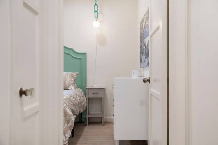 Bračni krevet (180 – 200 cm): ispružite se i mirno spavajte u ovom prostranom bračnom krevetu!
