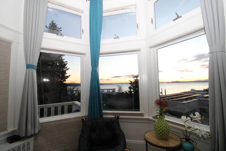 6B4B Luxury Home! Sleeps 20! Beautiful Views! gallery image 5