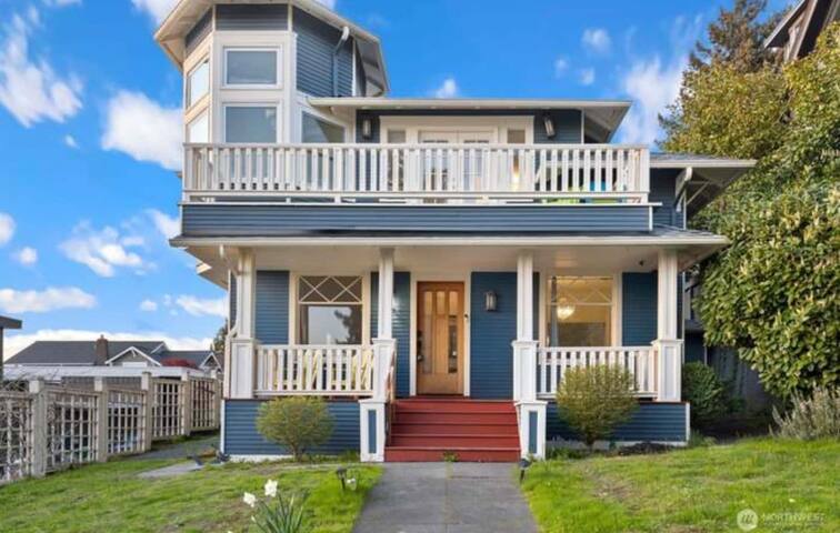 6B4B Luxury Home! Sleeps 20! Beautiful Views! gallery image 2