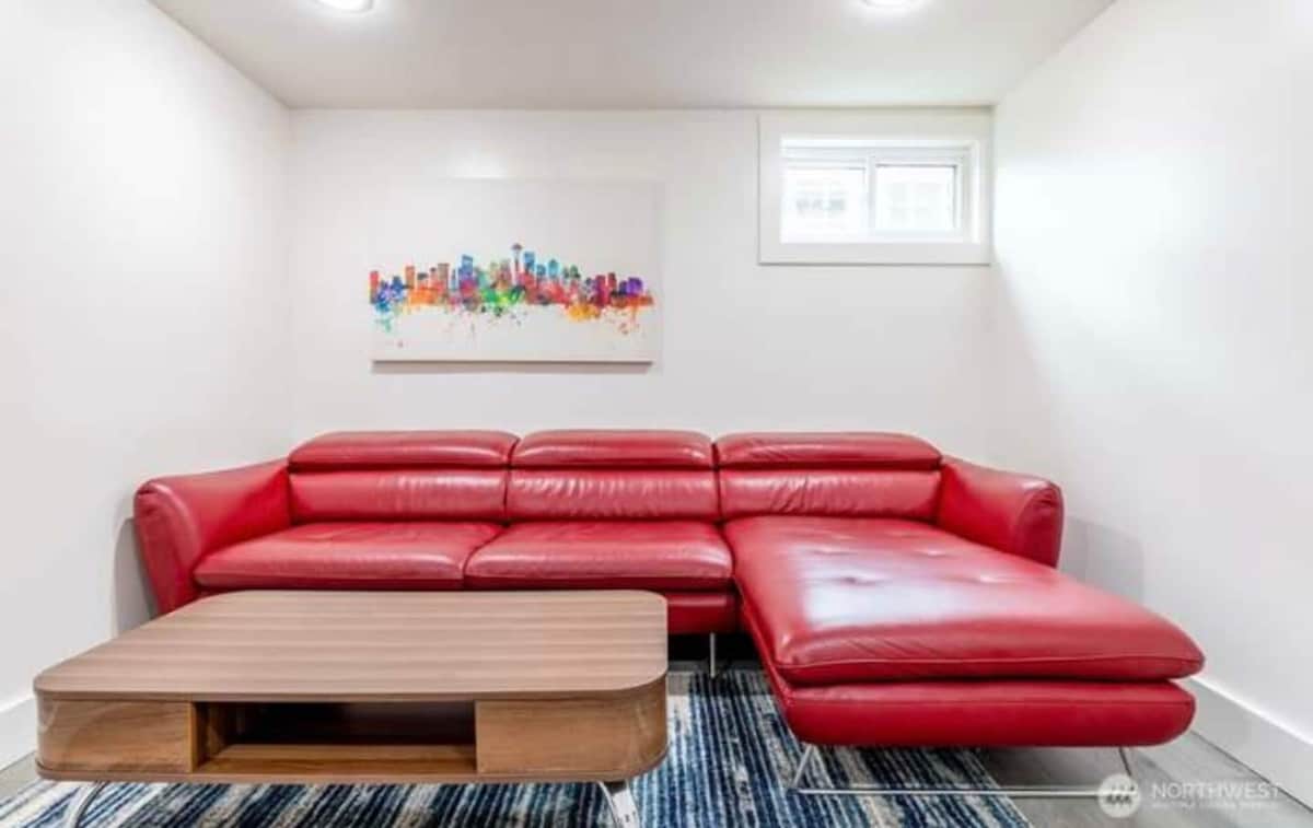 Slaapkamer 6 - 2 eenpersoonsbedden met zithoek
Zachte bank en tv waar je van kunt genieten.