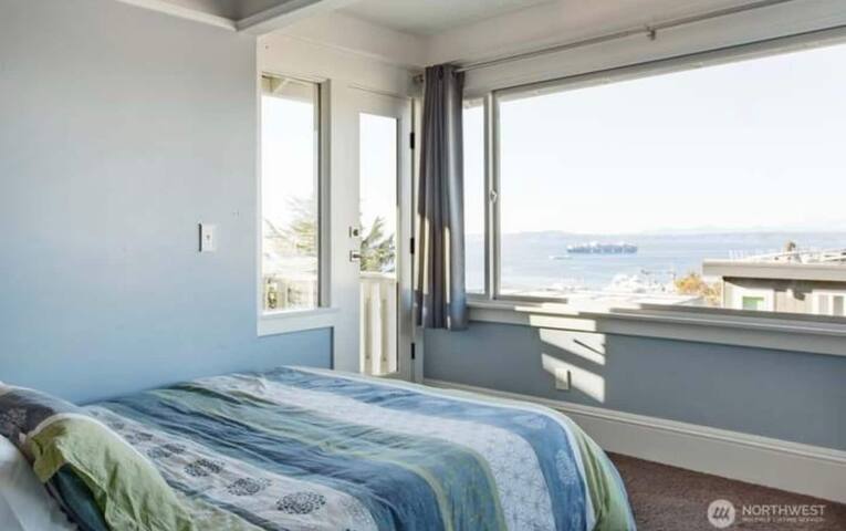 6B4B Luxury Home! Sleeps 20! Beautiful Views! gallery image 3