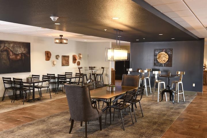 On-site Parking In Stoney Creek, Deluxe 2 Queen - Tulsa, OK