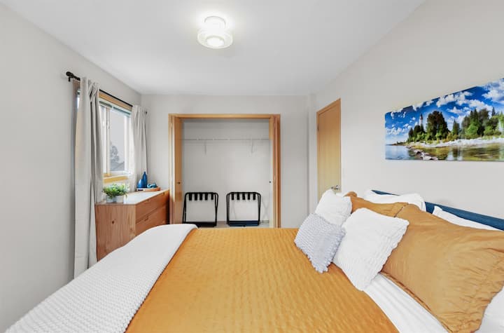 Entra en este acogedor dormitorio tamaño queen, donde la luz natural se filtra a través de grandes ventanales y las suaves y lujosas sábanas prometen una noche de sueño reparador.