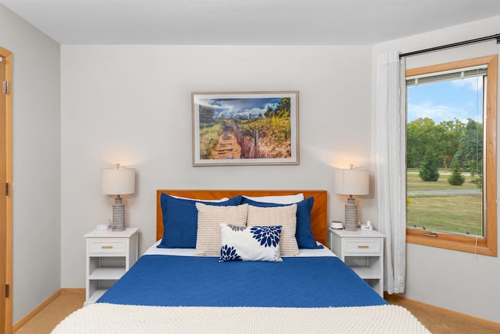 Este dormitorio cuenta con una cómoda cama tamaño queen para una noche de sueño reparador.