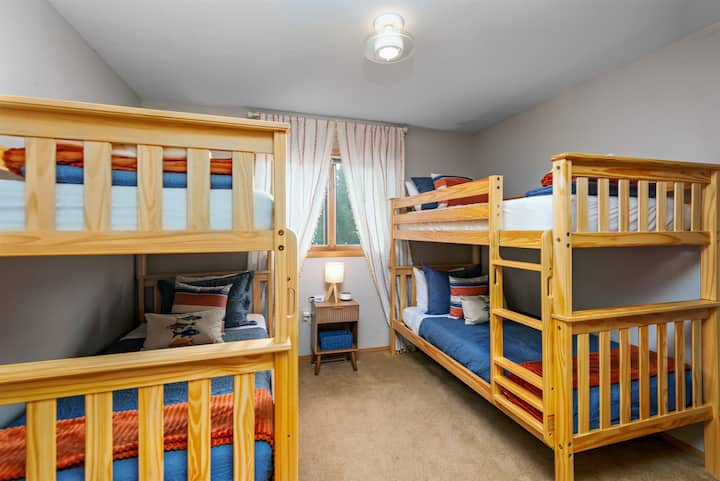 Esta habitación cuenta con dos literas dobles, perfectas para niños o grupos.