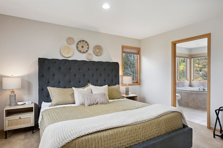 Amplio dormitorio con una cama tamaño king, cortinas opacas y un ambiente tranquilo para la máxima comodidad.
