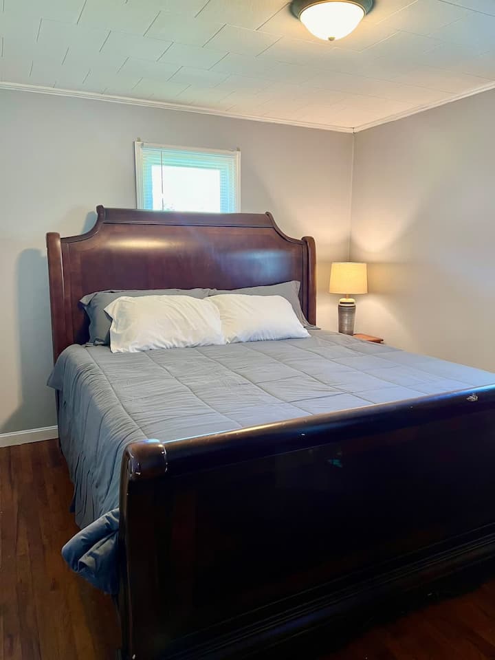 Prvá spálňa má manželskú posteľ a šatník. 