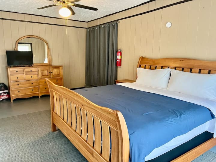 Priestranná spálňa s novou manželskou posteľou veľkosti King. 