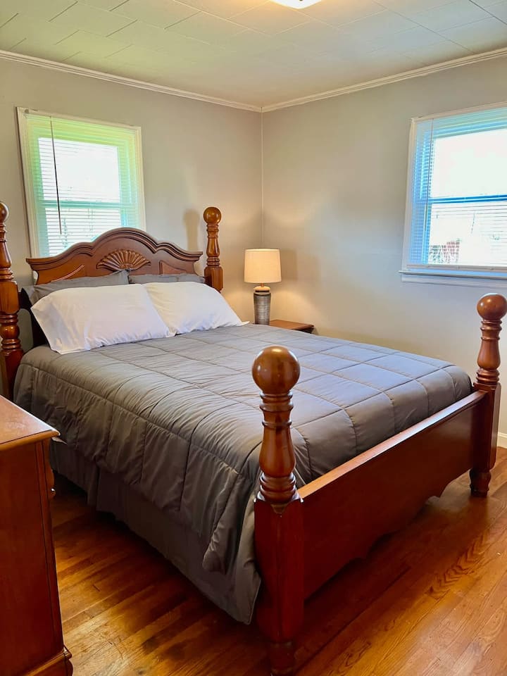 Tretia spálňa má manželskú posteľ, komodu a šatník. 