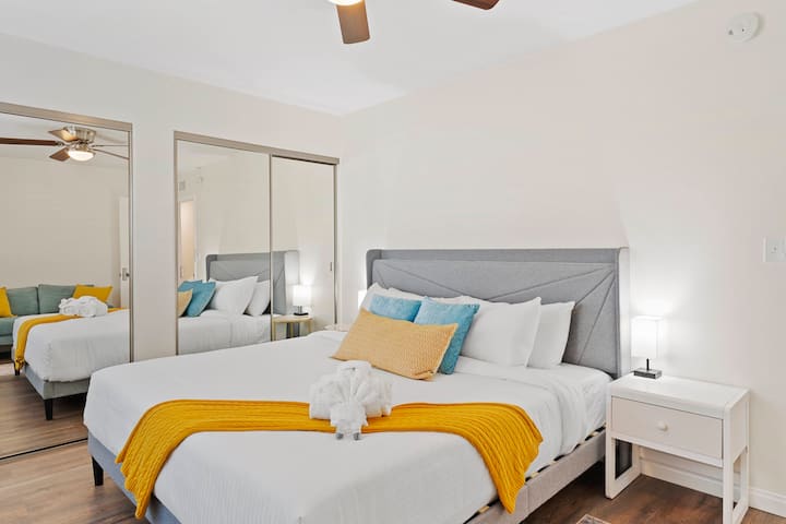 Master Room (kitanda aina ya king, feni ya dari, AC, uhifadhi wa nguo)