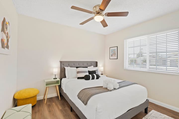 Chumba cha 4 cha kulala (kitanda aina ya queen, AC, feni ya dari, uhifadhi wa nguo)