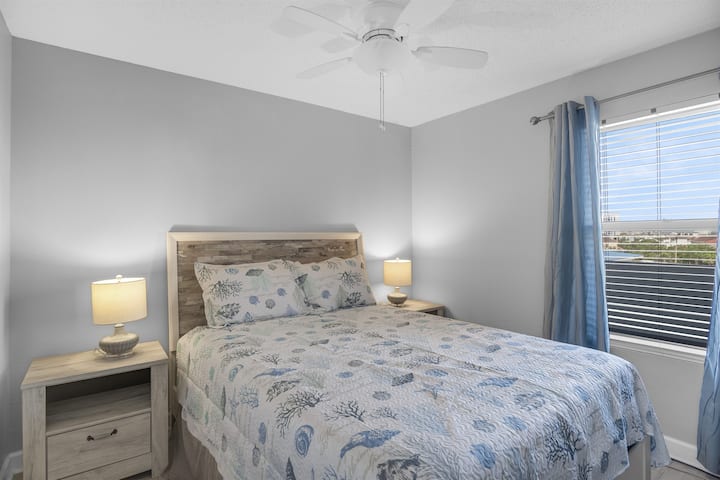 2nd bedroom with queen bed