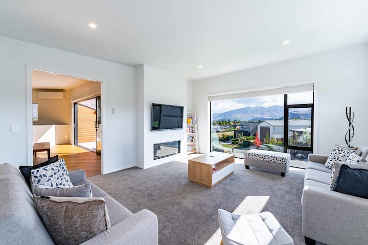 Grand Alpine Vista Escape - Wanaka