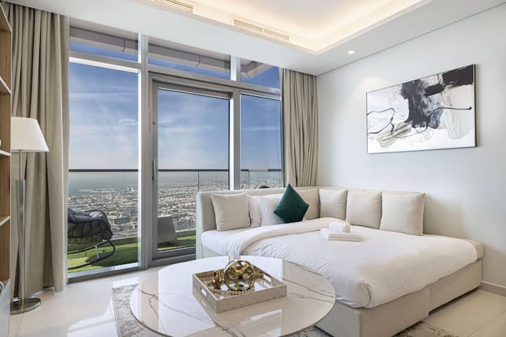 למקסם את הנוחות והמרחב בדירה שלנו בדובאי עם ספה נפתחת מגוונת בסלון. אידיאלית לאירוח אורחים נוספים