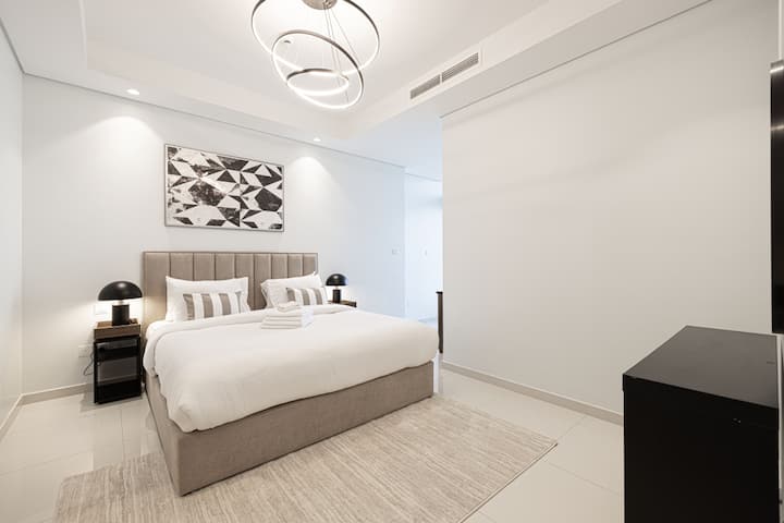 לחוות את המהות של החיים המודרניים בדובאי בחדר השינה המעוצב להפליא שלנו. נווה המדבר שלכם בעיר