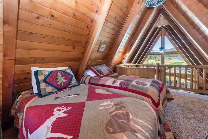 שלוש מיטות זוגיות למעלה לופט (3 ppl.)
