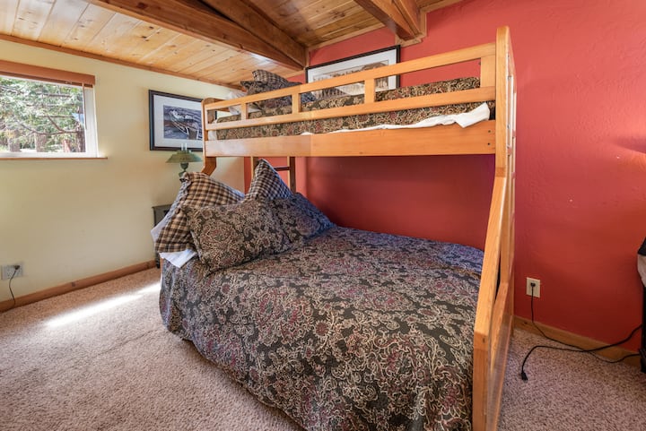 מיטה זוגית מעל מיטת קומתיים מלאה (3 ppl.)