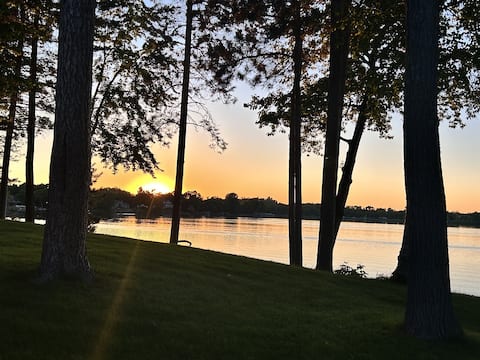 Lakefront Luxe: Rustic-Chic Guesthouse with Hot Tu