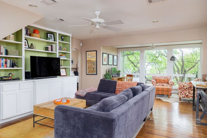 Free Parking, King Bed, 3 BR, Downtown – Treehouse