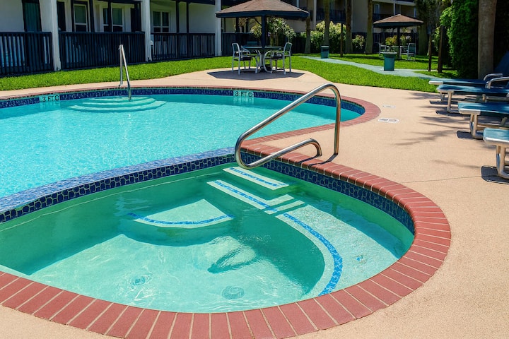 * Comfy Inside * Updated * Beach 50 Yards Away - South Padre Island, TX