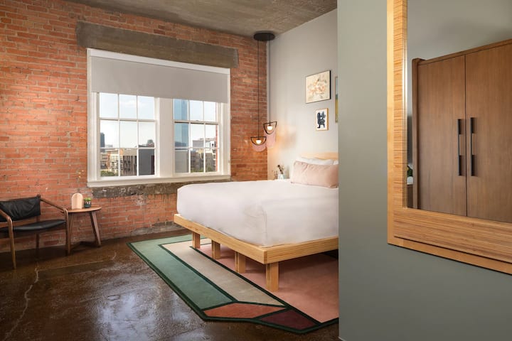 Oddýchnite si pri nadrozmerných oknách s výhľadom na panorámu mesta a v pokoji