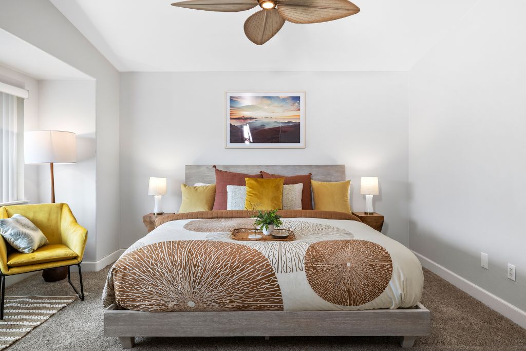 Იოცნებეთ მშვიდად მთავარ აპარტამენტში, რომელიც აღჭურვილია სმარტ-ტელევიზორითა და პირადი კომპლექტით.