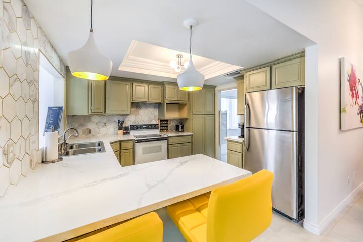 70s Villa: Pickleball, Heated Pool, Spa Near STRIP gallery image 5