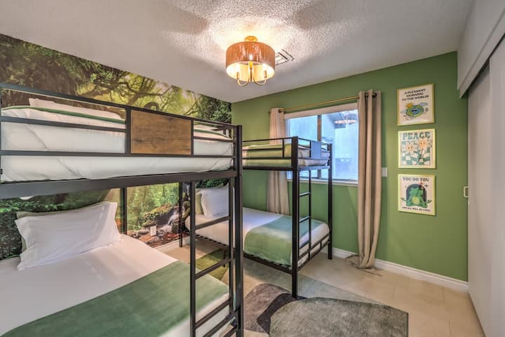 Habitación temática Earthy Escape con 4 camas individuales
