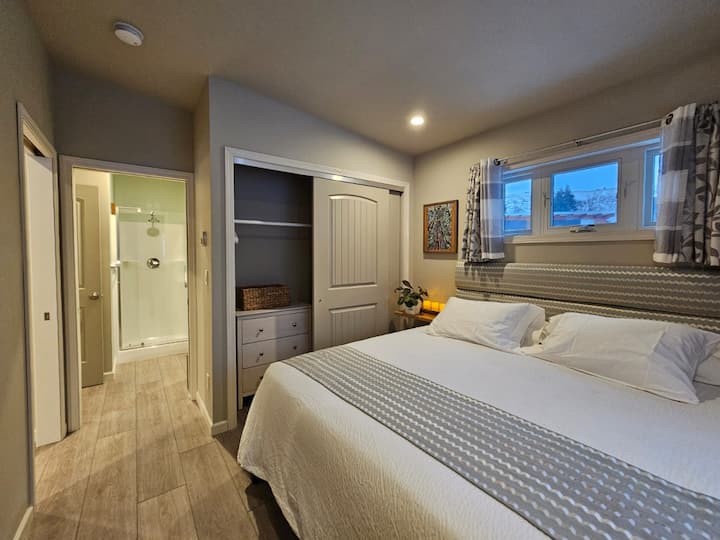 مدخل خاص إلى الحمام الرئيسي من غرفة النوم الرئيسية.