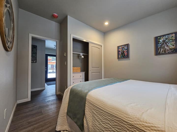 غرفة نوم الضيوف قريبة من حمامها الخاص والمدخل