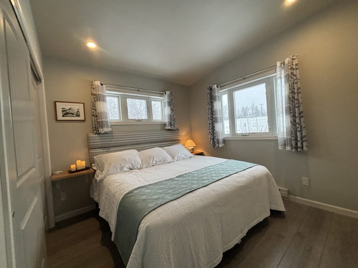 ห้องนอนใหญ่พร้อมที่นอนลาเท็กซ์ออร์แกนิก 100% ขนาดคิงไซส์สำหรับการนอนหลับสุดๆ