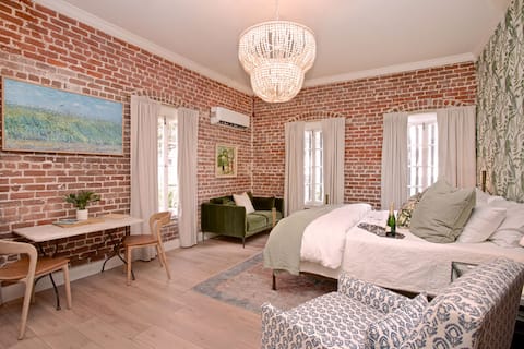 Natchez Charm | Full Kitchen, Close to Downtown