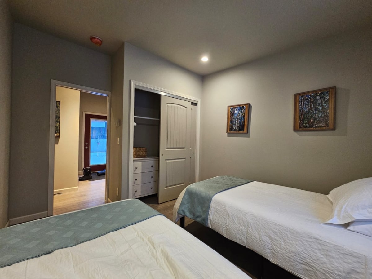 Гостинската спална соба е најблиску до втората бања и главниот влез